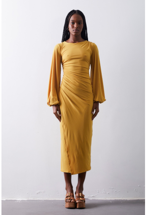 VESTIDO DRAPEADO MANGA BUFANTE DECOTE COSTAS LONGO MOSTARDA