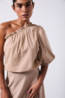 BLUSA UM OMBRO BUFANTE BEGE