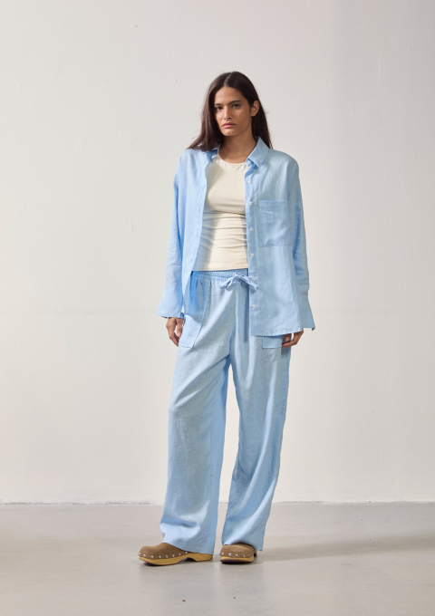 CALÇA RETA BOLSO CAMBRAIA AZUL CLARO