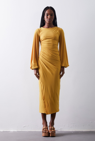 VESTIDO DRAPEADO MANGA BUFANTE DECOTE COSTAS LONGO MOSTARDA
