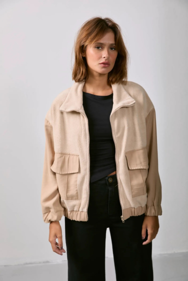 CASACO TEDDY BOLSO BEGE